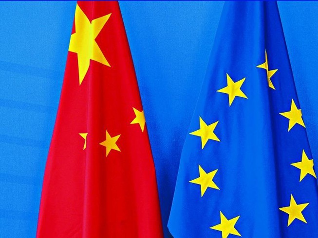 Cờ Liên minh châu Âu và Trung Quốc. 