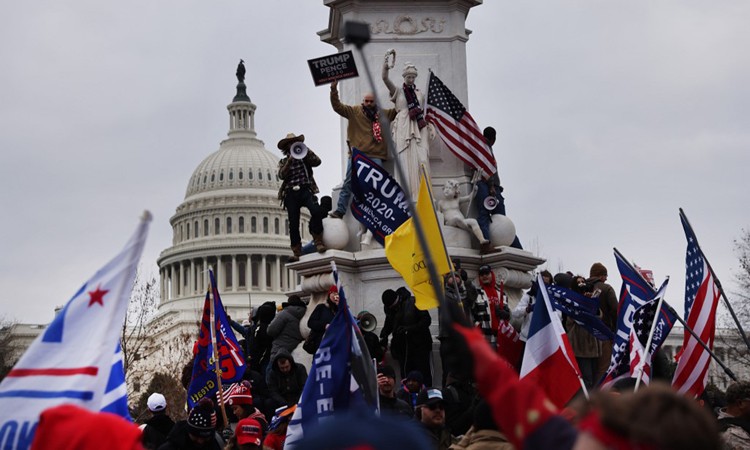 Người ủng hộ ông Trump tập trung bên ngoài tòa nhà Quốc hội ở Thủ đô Washington hôm 6/1.