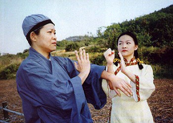 Hình ảnh Ngũ Mai sư thái truyền võ công cho Nghiêm Vịnh Xuân trong phim ảnh.