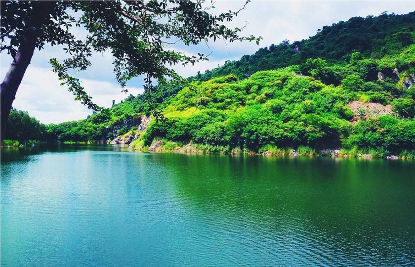 Hồ Núi đá (hồ Mây núi) là nơi thu hút du khách khi khám phá thung lũng. 