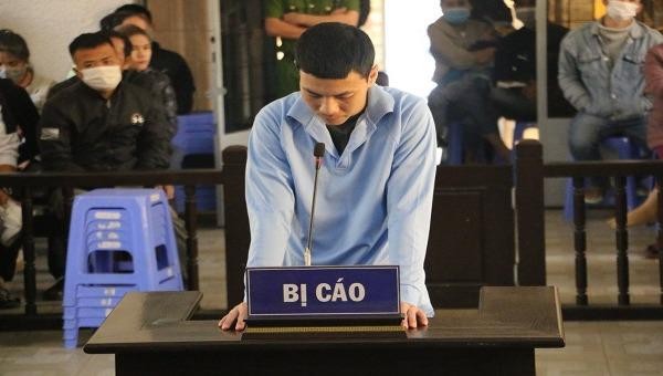 Bị cáo Nguyễn Quang Hùng tại phiên tòa xét xử.