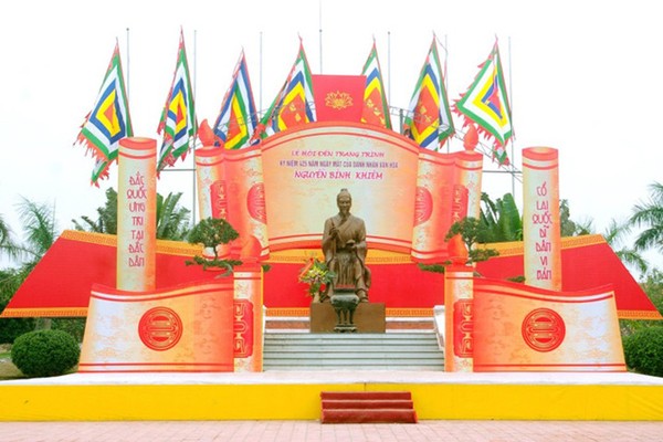 Tượng đài Nguyễn Bỉnh Khiêm. 