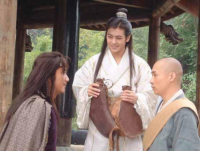 Nhân vật Hư Trúc (bìa phải) trong phim Thiên Long bát bộ.
