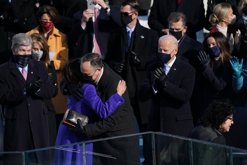 Phó Tổng thống Kamala Harris ôm chồng bà Doug Emhoff sau khi tuyên thệ nhậm chức.
