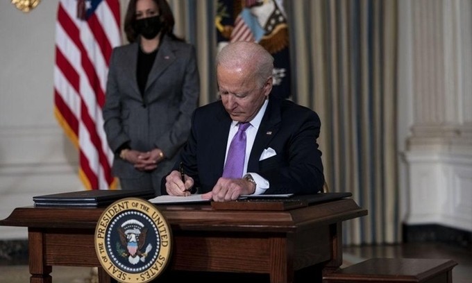 Tổng thống Mỹ Joe Biden ký sắc lệnh trong Nhà Trắng hôm 26/1.