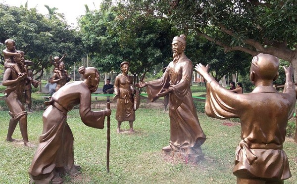 Vườn tượng tái hiện giai thoại Trạng Trình trong Khu di tích Nguyễn Bỉnh Khiêm ở Hải Phòng. 