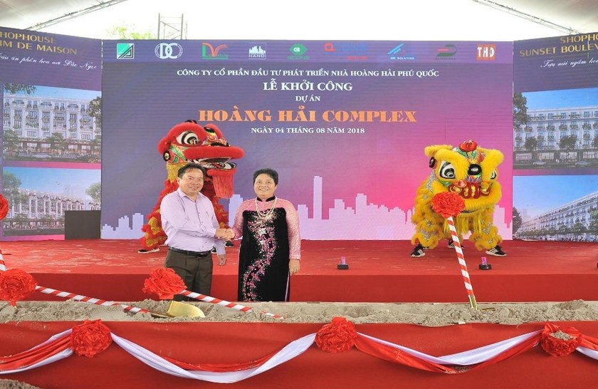 Doanh nhan Bạch Tuyết Mai và ông Mai Văn Huỳnh  cựu Chủ tịch UBND huyện Phú Quốc trong lễ khởi công dự án Hoàng Hải Conplex (Phú Quốc - Kiên Giang). 