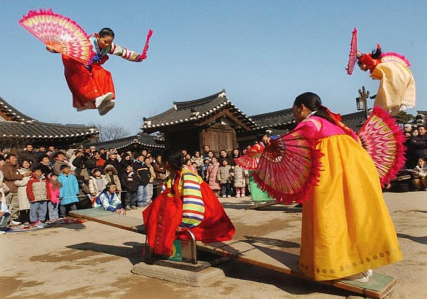 Biểu diễn một trò chơi dân gian ngày Tết ở Hàn Quốc. 