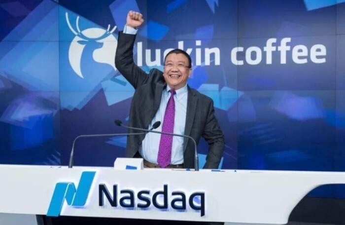 Chủ tịch Lu Zhengyao trong lễ IPO của Luckin Coffee tại sàn chứng khoán Nasdaq (New York, Mỹ). 