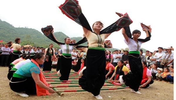Những điệu múa đặc sắc - văn hóa phi vật thể của đồng bào Tây Bắc. 