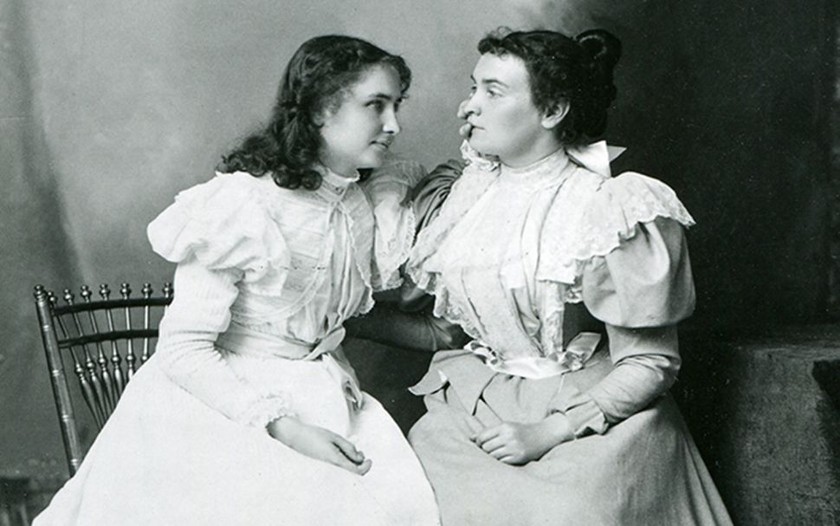 Bà Keller và cô giáo Anne Sullivan.