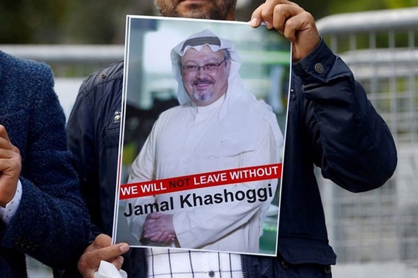 Người biểu tình cầm ảnh nhà báo Jamal Khashoggi trước Lãnh sự quán Ả-rập Xê-út hôm 5/10/2018. 