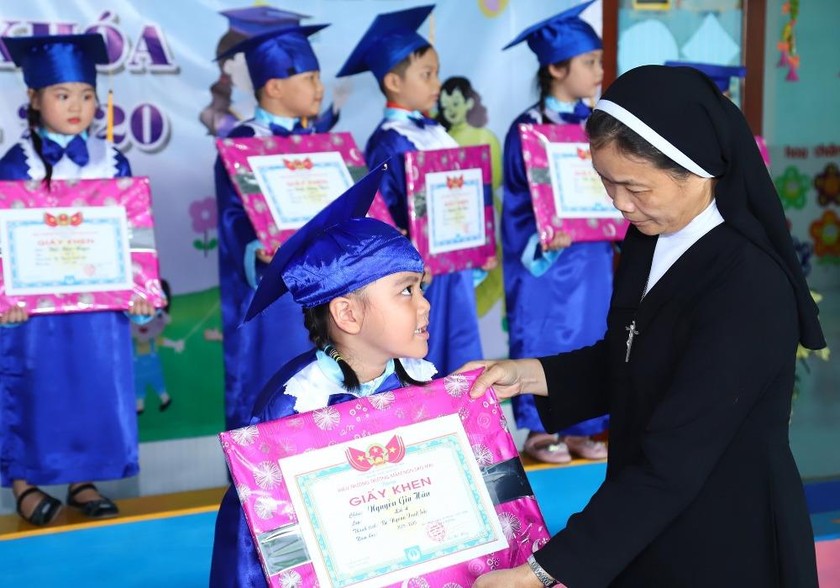 Sơ Đào Thị Thanh Hồng với trẻ trong một dịp khen thưởng.