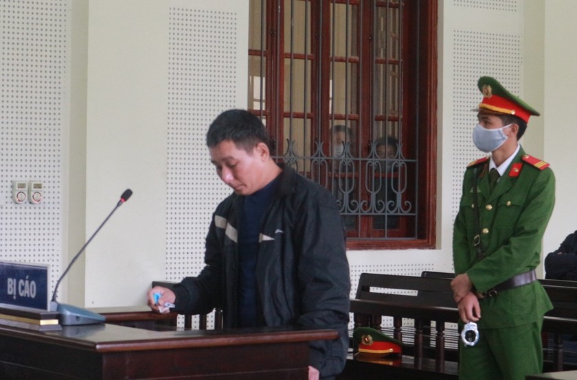 Bị cáo Nguyễn Xuân Tú tỏ ra hối hận vì đã sát hại mẹ đẻ trong cơn say. 