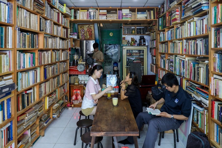 Một góc quán Sài Gòn năm xưa giữa bốn bề hàng ngàn cuốn sách. 