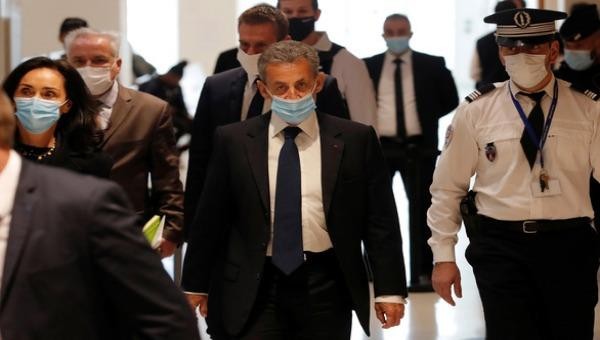 Cựu tổng thống Pháp Nicolas Sarkozy đeo khẩu trang khi đến tòa án Paris, Pháp ngày 1/1/2021. 
