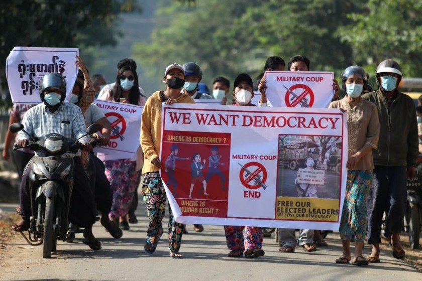 Người biểu tình phản đối đảo chính ở thành phố Mandalay.