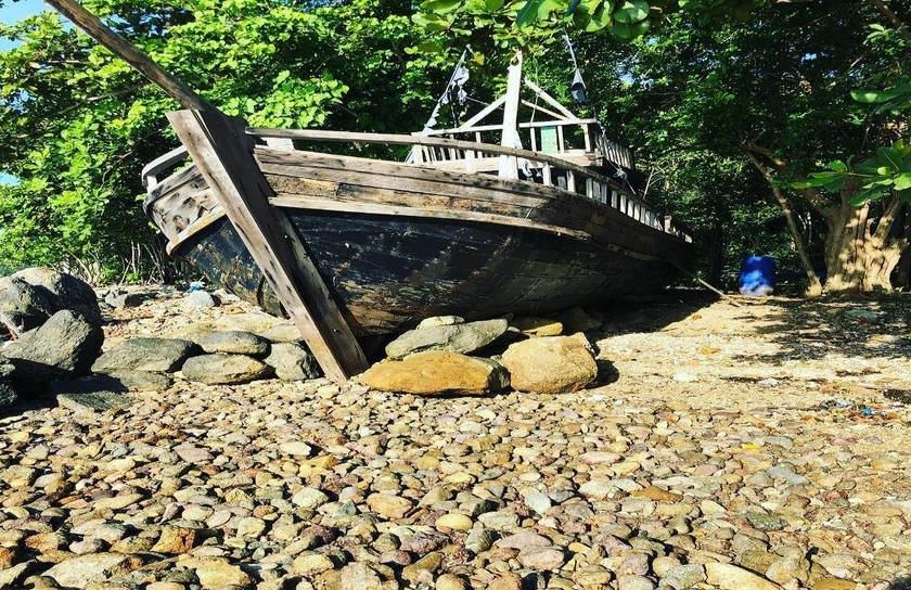 Hình ảnh phục dựng loại thuyền của cướp biển thời trước, hiện đặt trên bờ biển hòn Tre Vinh (tỉnh Kiên Giang). 