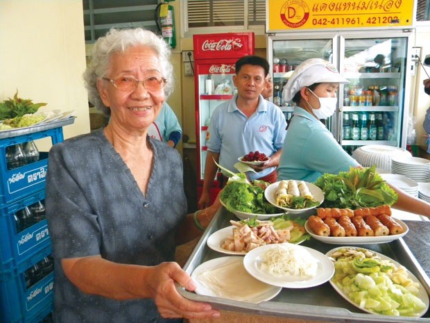 Bà Lương Thị Vy và món nem Huế nổi tiếng trên đất Thái Lan. 