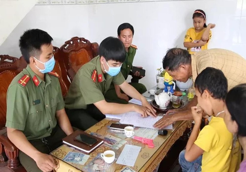 Công an tỉnh Quảng Ngãi xác minh các gia đình được ông Yên khám, chữa bệnh.