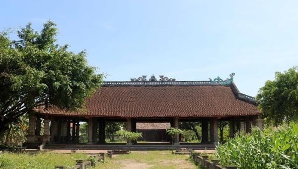 Đình Sừng hiện có 3 công trình cổ là bái đình, hậu cung và miếu thờ. 