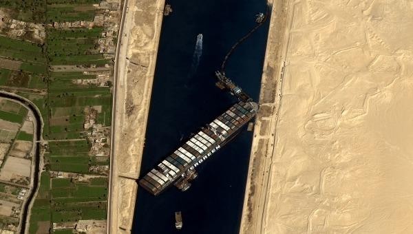Con tàu bị mắc kẹt khiến kênh đào Suez tê liệt suốt gần 1 tuần.