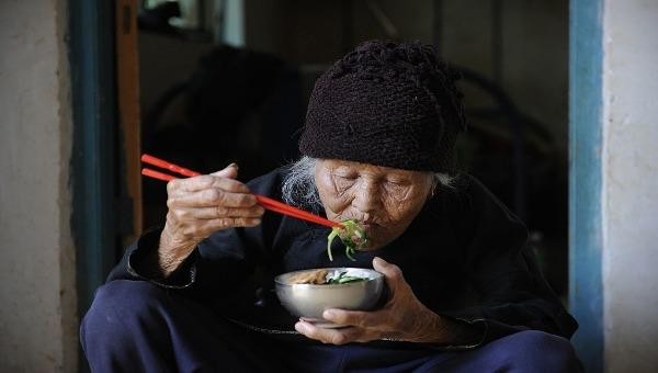 Đất nước Trung Quốc hiện gần 1,5 tỷ dân nhưng người già ở đây luôn chết mòn vì cô độc.  
