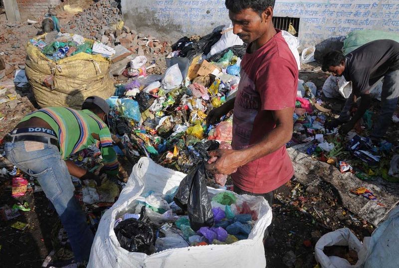Người dân Ấn Độ thu gom nhựa. 