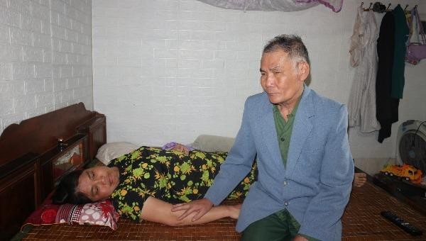 Gần 70 tuổi, cựu binh Lê Văn Cảnh vẫn phải chăm nuôi cô con gái đầu bị ảnh hưởng chất độc da cam. 