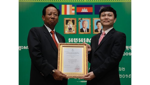  Metfone nhận Huân chương Lao động hạng Nhất của Campuchia. 