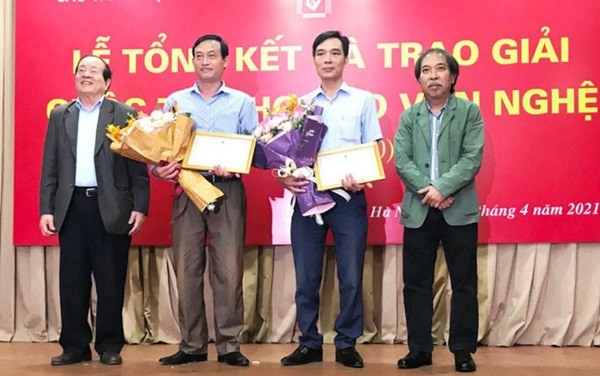 Nhà thơ Tòng Văn Hân (thứ 2 từ trái sang) nhận giải thưởng cuộc thi thơ Báo Văn nghệ. 