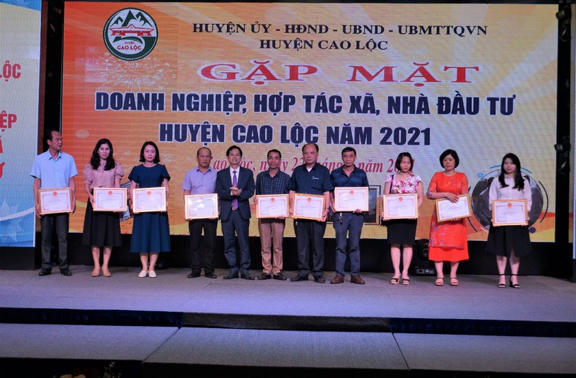 Chủ tịch UBND huyện Cao Lộc tặng giấy khen cho 10 tập thể doanh nghiệp HTX nhà đầu tư có thành tích xuất sắc năm 2020. 