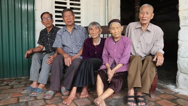 5 cụ là chị em ruột có độ tuổi từ 85 đến 97 hiện vẫn khỏe mạnh, minh mẫn. 