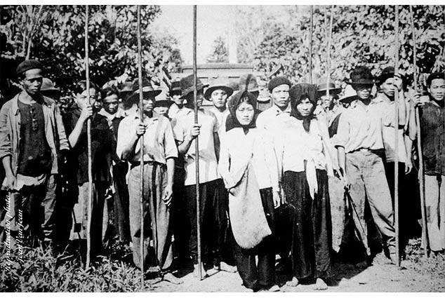 Người lao động Việt Nam tại Tân Đảo, phụ nữ chít khăn mỏ quạ, đàn ông cầm gậy hái dừa.