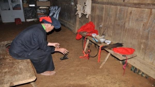 Một thầy mo đang thực hiện nghi lễ cúng của người H’Mông. 