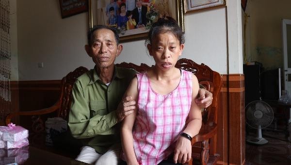 Cựu chiến binh Nguyễn Xuân Thanh và cô con gái mắc bệnh tâm thần do di chứng chất độc da cam từ cha. 