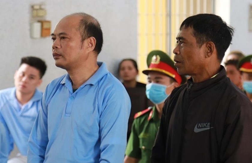 Các bị cáo Đỗ Văn Hưu (trái) và Y Thoại Byă tại phiên tòa xét xử phúc thẩm.
