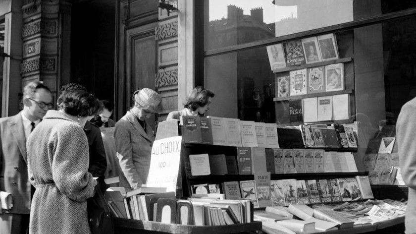 Khách hàng xếp hàng bên ngoài hiệu sách Gibert Jeune ở Paris năm 1951.
