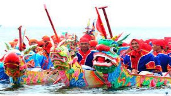 Thuyền Long trong Lễ hội đua thuyền tứ linh ở Lý Sơn.