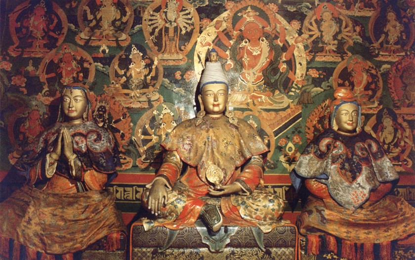 Tùng Tán Cán Bố (giữa), Bhrikuti Devi (trái) và Văn Thành công chúa (phải).