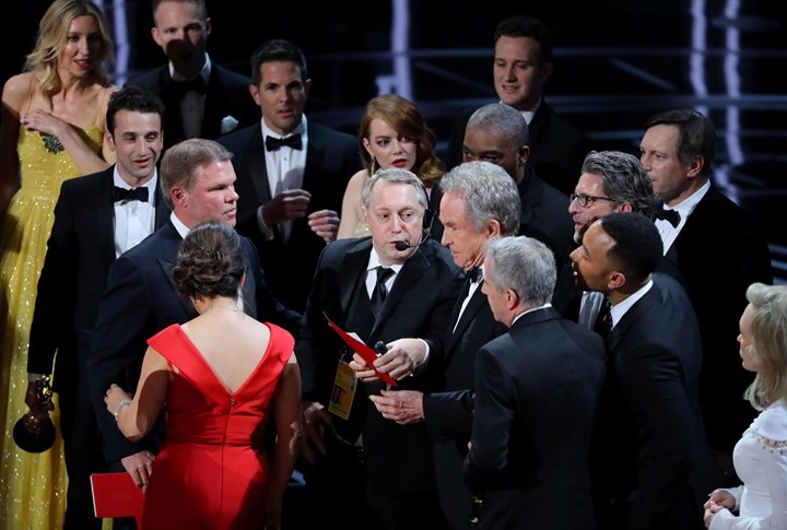 Sân khấu Oscar 2017 náo loạn vì công bố nhầm tượng vàng quan trọng nhất - Giải Phim hay nhất. 