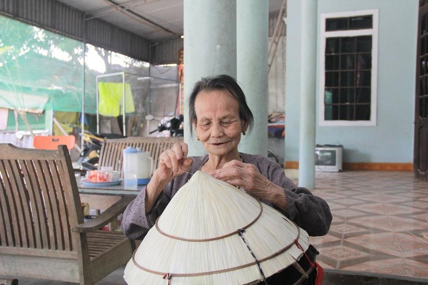 Tuổi cao nhưng hàng ngày cụ Nguyễn Thị Lưu vẫn miệt mài chằm nón. 