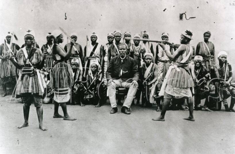 Các nữ chiến binh Dahomey Amazons phô diễn các kỹ năng của họ. (Ảnh chụp vào khoảng năm 1890). 