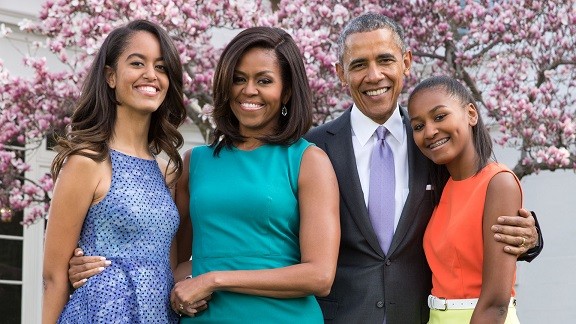Vợ chồng Tổng thống Mỹ Obama và hai con gái.