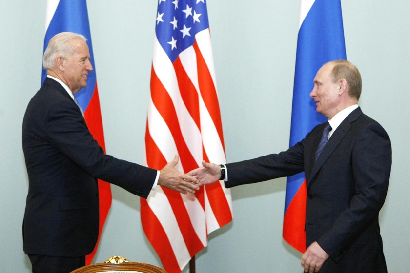 Ông Joe Biden và ông Vladimir Putin trong một cuộc gặp ở Moscow hồi tháng 3/2011. 