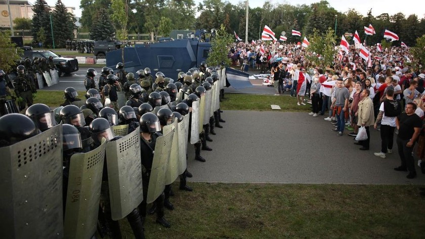 Cảnh sát ngăn chặn biểu tình ở thành phố Belarus  vào tháng 8/2020. 