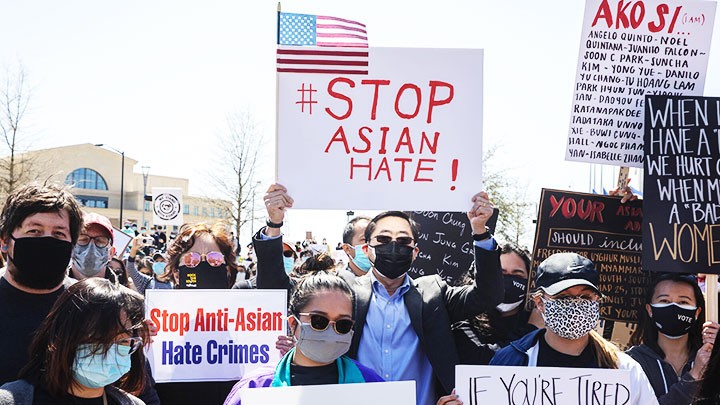 Nhiều người tham gia tuần hành để lên án hành vi kỳ thị, phân biệt đối xử với người gốc châu Á.