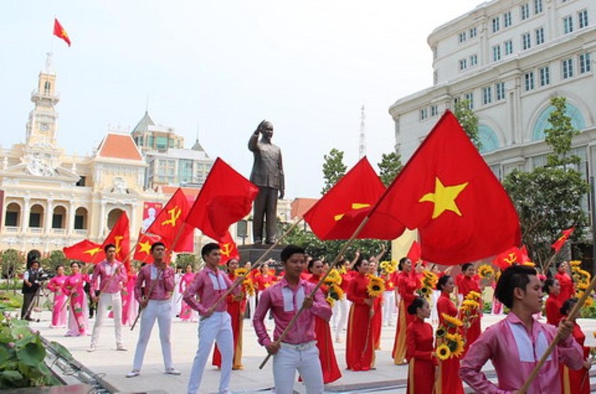 Biểu diễn mừng Ngày Quốc khánh tại Tượng đài Bác Hồ ở trước trụ sở UBND Thành phố Hồ Chí Minh.