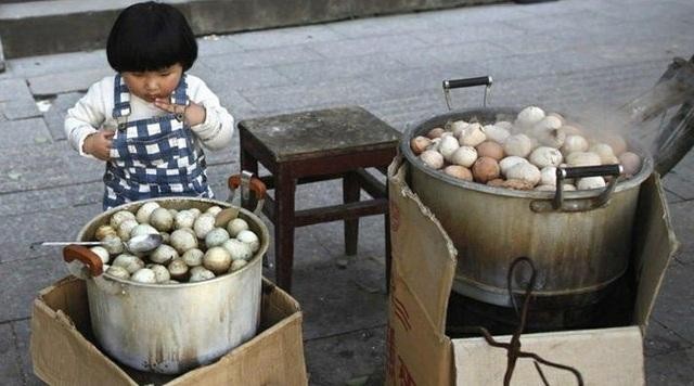 Trứng luộc trong nước tiểu của bé trai- Món độc, lạ chỉ có ở Trung Quốc