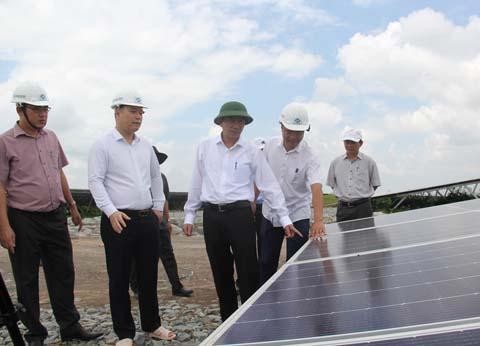 Chủ tịch UBND tỉnh Đắk Lắk Phạm Ngọc Nghị thăm nhà máy điện mặt trời Xuân Thiện – Ea Súp (Ảnh: Minh Thông, daklak.gov.vn). 
